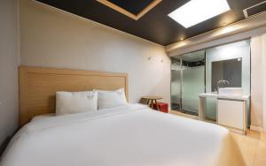 Postel nebo postele na pokoji v ubytování Z Motel Daeyeon Busan