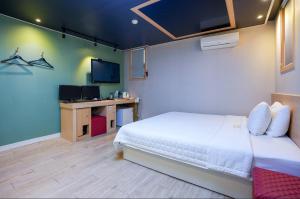 TV a/nebo společenská místnost v ubytování Z Motel Daeyeon Busan
