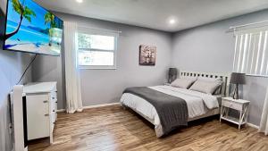 Postel nebo postele na pokoji v ubytování LuxCoral - 4 Min walk to beach!