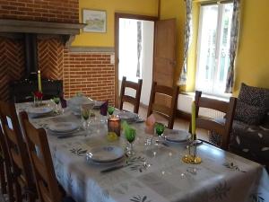 Nápoje v ubytovaní Gîte de charme à Leval, 4 chambres, cheminée, cour privative, proche nature et randonnées - FR-1-510-175