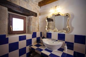 Kúpeľňa v ubytovaní Hotel Rural La Torre de Bisjueces + 32 fotografií