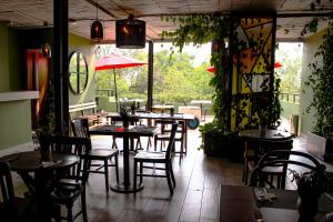een restaurant met tafels en stoelen in een kamer bij HOTEL LUCA in Mexico-Stad