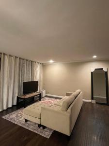 ロサンゼルスにある2 Bed 2 Bath City Retreatのリビングルーム(白いソファ、テレビ付)