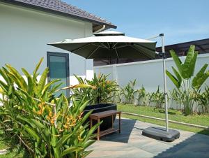Taman di luar Ream Yoho Hotel