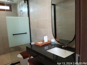 Bilik mandi di Ream Yoho Hotel