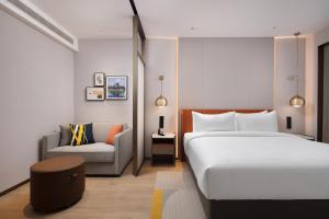 Una cama o camas en una habitación de Home2 Suite by Hilton East Handan Station