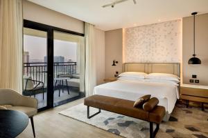 Postel nebo postele na pokoji v ubytování Sheraton Cairo Hotel & Casino