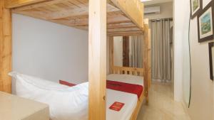 Postel nebo postele na pokoji v ubytování RedDoorz at Delorian Residences