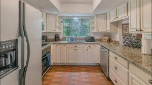 Η κουζίνα ή μικρή κουζίνα στο Coconut Creek Lodge