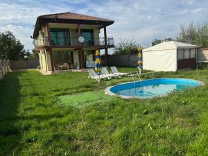 a house with a small pool in the yard at Villa Sunray in Topola