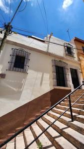 a stairway leading to a building with windows at Departamento céntrico in Zacatecas +7 photos