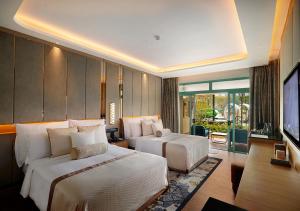 una camera d'albergo con due letti e una televisione di Sunway Resort Hotel a Kuala Lumpur