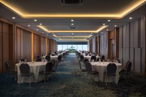 Restaurace v ubytování Laska Hotel & Resort Ciletuh + 37 fotografií