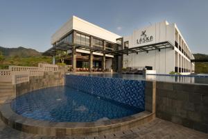 Bazén v ubytování Laska Hotel & Resort Ciletuh nebo v jeho okolí