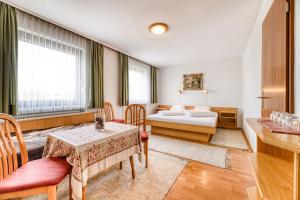 Postel nebo postele na pokoji v ubytování Gasthaus Hecht