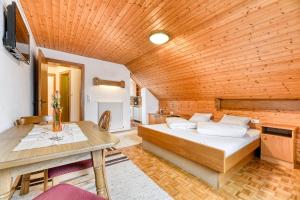Postel nebo postele na pokoji v ubytování Gasthaus Hecht + 14 fotografií