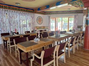 Restaurace v ubytování Hotel Antelope Ladakh by LexStays + 27 fotografií
