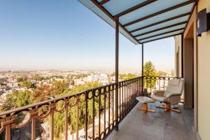 balcone con sedia e vista di Luxury Condo Steps Away from Downtown San Miguel a San Miguel de Allende