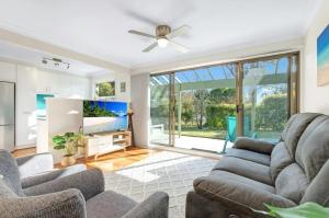 TV a/nebo společenská místnost v ubytování Coral Sands by Experience Jervis Bay