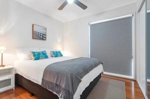 Postel nebo postele na pokoji v ubytování Coral Sands by Experience Jervis Bay