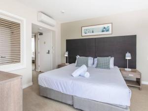 Postel nebo postele na pokoji v ubytování The Pool Resort Kingscliff - Two Bed Dual Key 2218-19