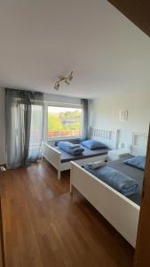 Postel nebo postele na pokoji v ubytování Deluxe 7 queen sized bedroom Apartment in Herford Hiddenhausen