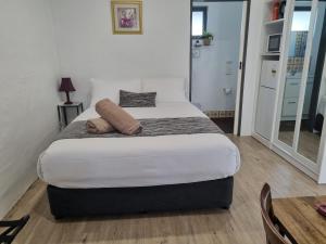Parkes Federation Motel客房内的一张或多张床位
