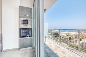 Kuchyň nebo kuchyňský kout v ubytování Lanterne Luxury Apartments