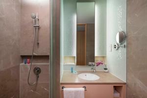 Bagno di Rendezvous Hotel Singapore by Far East Hospitality