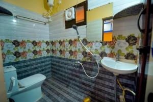 ティルパティにあるS S Homestay Luxury 2BHK and 1BHK AC Apartments Near Tirupati Railway Station and Balaji Bus Standのトイレと洗面台付きのバスルーム +9枚の写真
