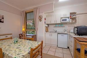 Η κουζίνα ή μικρή κουζίνα στο Ballina Beachside Retreat 3 min Walk onto Beach +17 φωτογραφίες