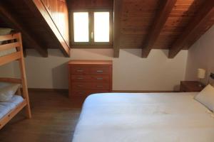 Postel nebo postele na pokoji v ubytování Apartamento dúplex en Sort con piscina