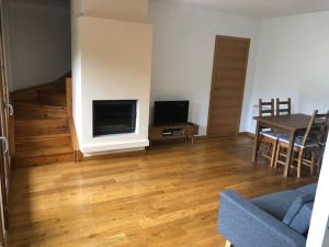 TV a/nebo společenská místnost v ubytování Apartamento dúplex en Sort con piscina