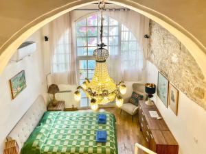 卡拉瓦索斯Kalavasos Square Apartments - With Access to Shared Pool 3 Minutes Walk的配有一张床和吊灯的房间