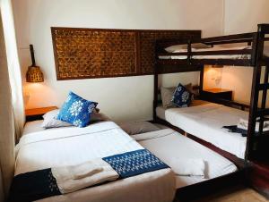 two bunk beds in a room with at Villa Sala Vanna in Savannakhet
