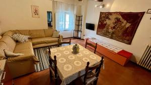 a living room with a table and a couch at B&B Arivellini in Vicopisano
