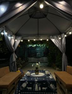 ein Zelt mit einem Tisch mitten auf einer Terrasse in der Unterkunft Tamari See in Dedoplis Tskaro