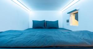 Кровать или кровати в номере Bobopod Tanah Abang, Jakarta