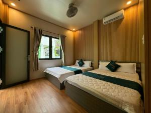 ein Schlafzimmer mit zwei Betten und einem Fenster in der Unterkunft An Phú Villa in Cu Lao Thu + 76 Fotos