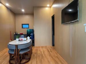 ein Raum mit einer Bar mit einem Fernseher an der Wand in der Unterkunft An Phú Villa in Cu Lao Thu