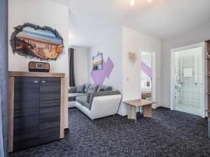 een woonkamer met een bank en een tafel bij Fewo Rosenhof TW 112 in Kühlungsborn +11 foto's