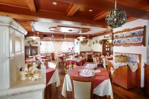 Reštaurácia alebo iné gastronomické zariadenie v ubytovaní Albergo Venezia