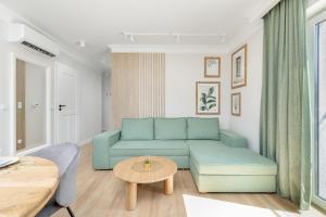 Ruang duduk di Stylowy Apartament 400 m od Plaży by Noclegi Renters