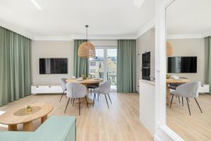 Televisyen dan/atau pusat hiburan di Stylowy Apartament 400 m od Plaży by Noclegi Renters +18 gambar
