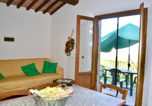a living room with a couch and a table at Casa Eleonora in Chiusdino