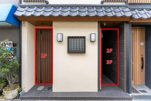 大阪市にあるEntire House Rental in Central Osaka 山王の赤い扉・数字の白い建物