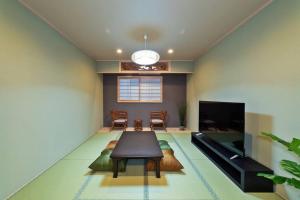 Entire House Rental in Central Osaka 山王にあるテレビまたはエンターテインメントセンター