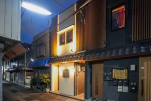 大阪市にあるEntire House Rental in Central Osaka 山王の夜間の路上の建物