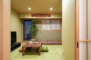 大阪市にあるEntire House Rental in Central Osaka 山王のソファとテーブルのあるリビングルーム