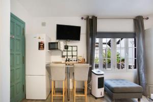 a kitchen with a refrigerator and a table with chairs at Estudio La Laguna in La Laguna